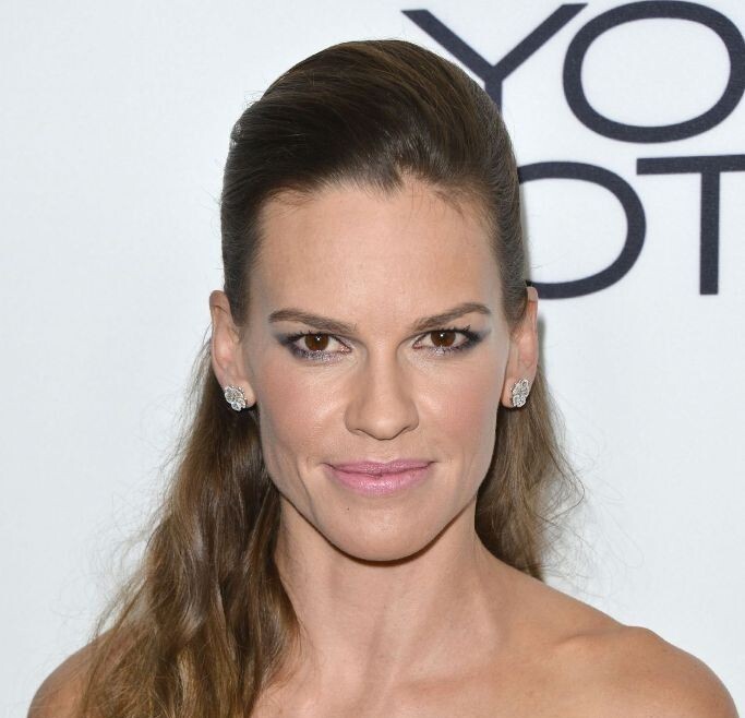 Высокая асимметрия челюсти, широкий нос и неидеальные горизонтальные пропорции (расстояние между глазами больше нормы), приводящие к дисгармонии и отклонению от среднестатистических черт.