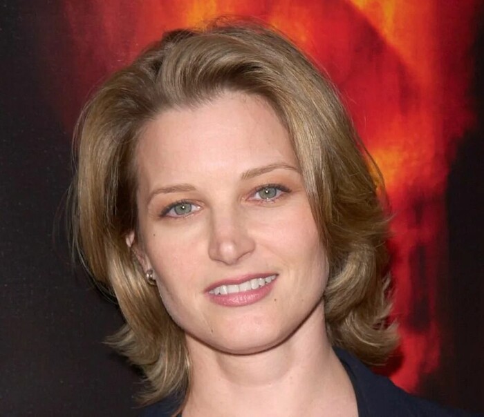 Симметрия приемлемая, пропорции нормальные, ничего выдающегося — типичное усредненное лицо, без ярких плюсов или минусов.