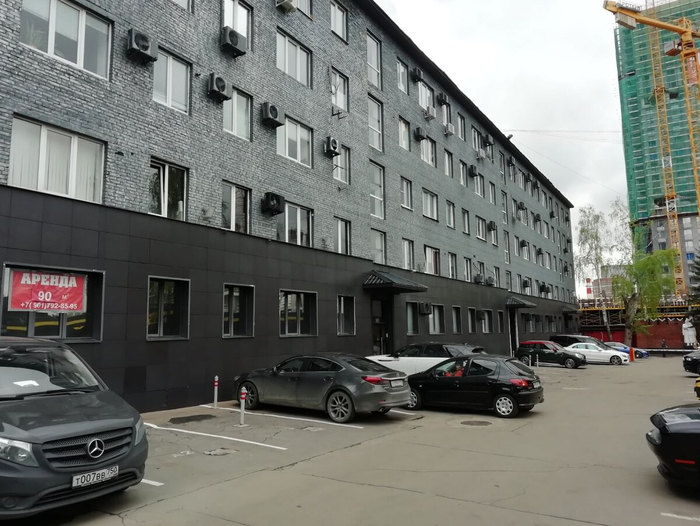 Здание на бывшей территории части. На дальнем плане виден монумент