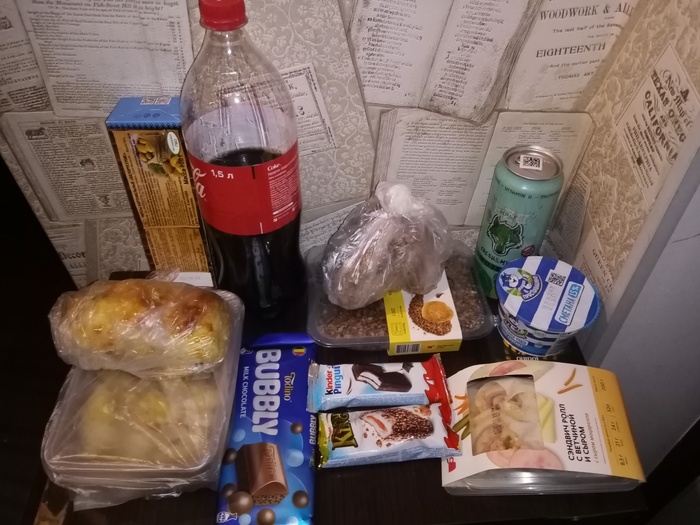 Сладкого хотелось. Желтое - картошка с луком и грибами.