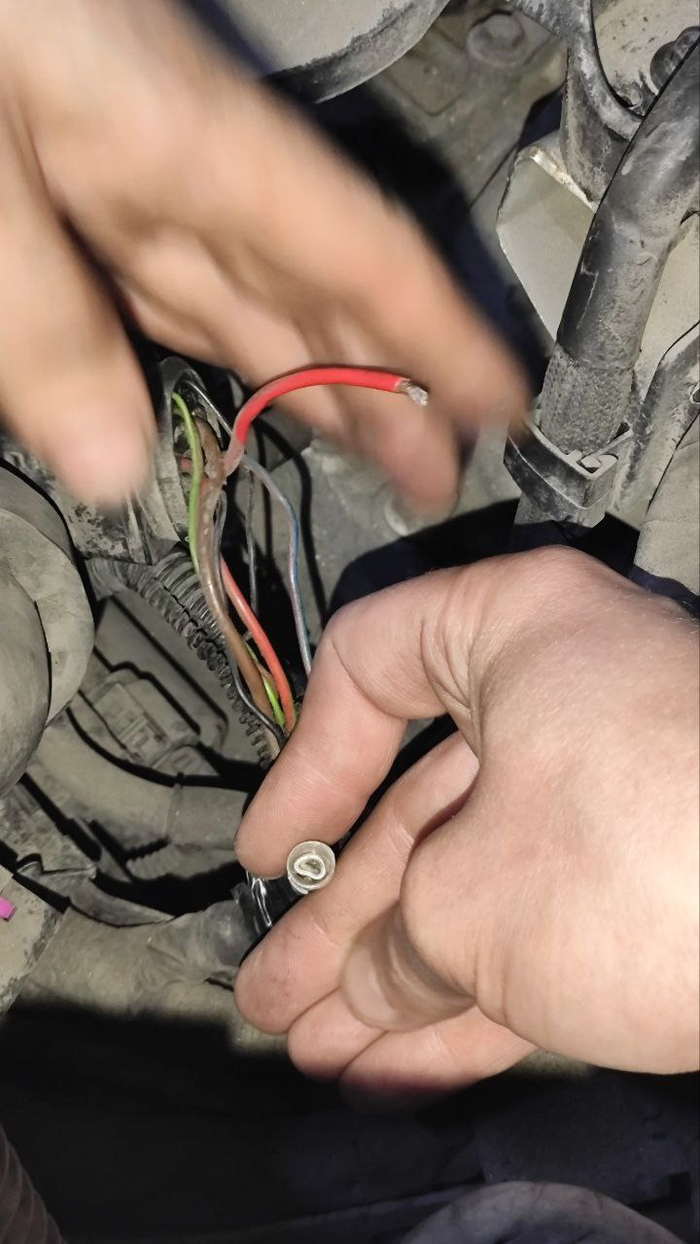 Эта клемма развалилась после того, как ее чуть-чуть подцепили пальцем