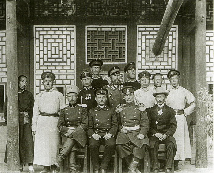 П.К. Козлов с сотрудниками Монголо-Сычуаньской экспедиции. Дын-юань-ин, Китай, 1908 г. Фото из книги Козлов П.К. Дневники Монголо-Сычуаньской экспедиции, 1907-1909. СПб.: Нестор-История, 2015.