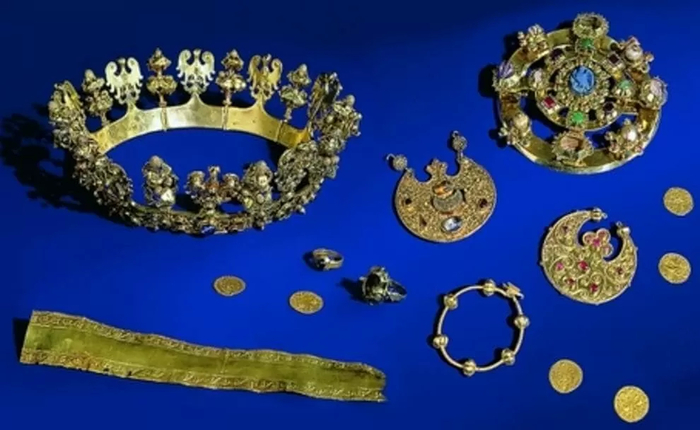 Как такие ценности оказались в относительно небольшом польском городе — загадка.