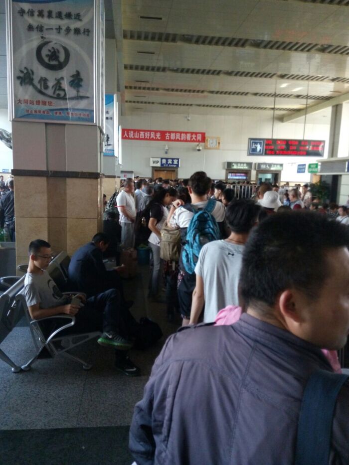 Даже камера не может передать количество народа