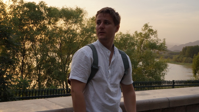 а это я, в пригороде Пекина, ещё не знающий, какие подлянки мне готовит будущий директор школы