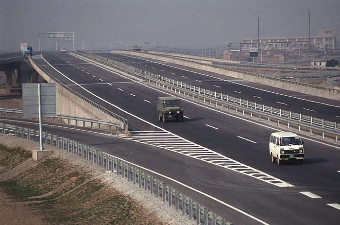 Шоссе из Тяньцзиня в Пекин, Китай, сфотографировано в 1993 году. (Герхард Йорен/LightRocket via Getty Images)