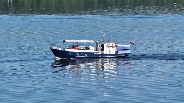 Пока я любуюсь видами, по Волге неспешно плывет экскурсионный катер. Тоже так хочу!
