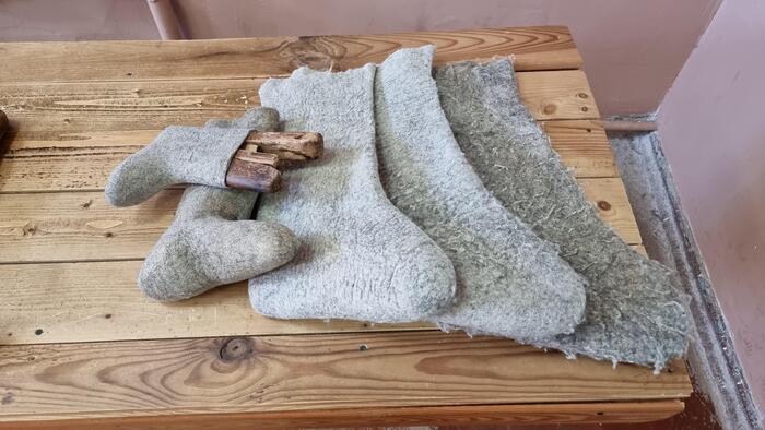 Этот “шерстяной мешок” много раз укатывают, сушат, отбивают, зачищают. Какой же это труд, оказывается!