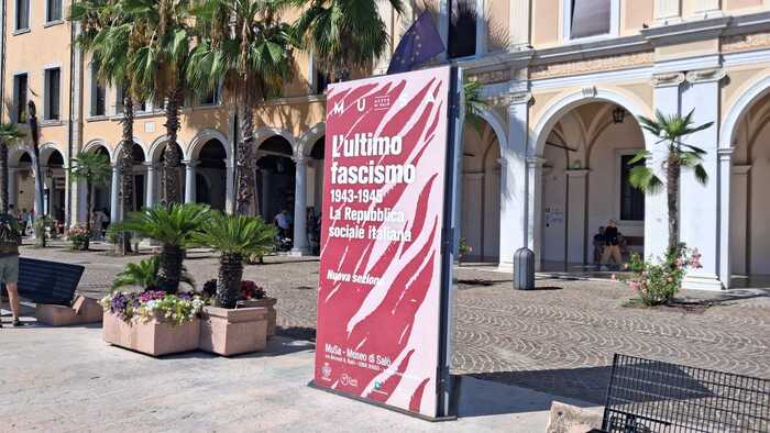 Реклама выставки, естественно про фашизм