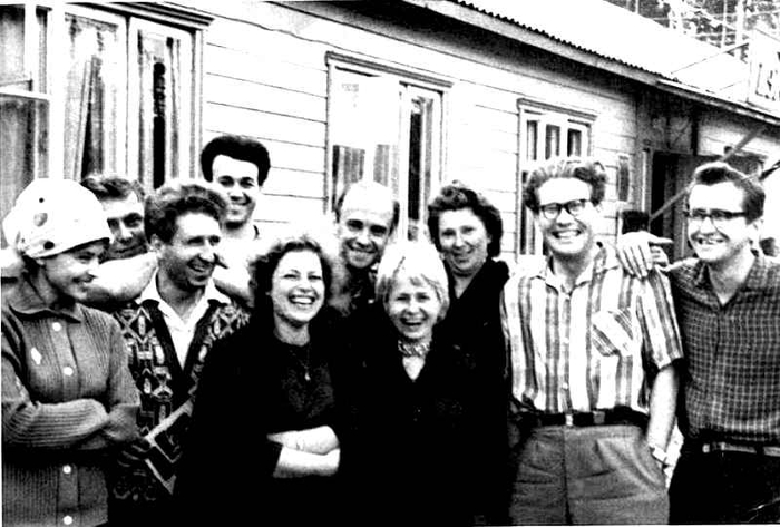 1963 год. 23 июля. Культурно-творческий десант: Иосиф Кобзон, Николай Добронравов, Александра Пахмутова и др. в аэропорту Братска.