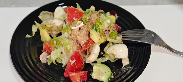 Примешиваю с заправкой. И раскладываю по тарелкам. Это вкусно!