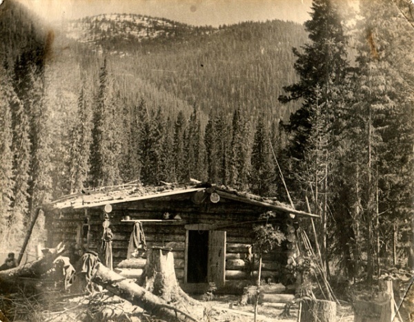 Вот эта огромная изба строилась уже явно геологами