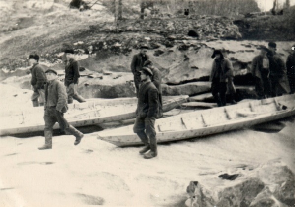 Геологи возле изготовленных ими лодок-долбленок