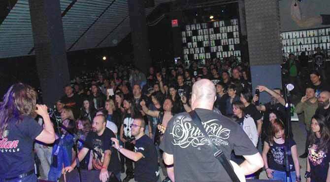 Опять траурный чёрный.