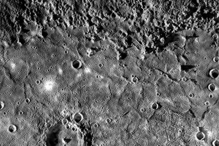 Горы. Бесчисленное множество гор в северной части Равнины Жары. Ниже — геологические формации, имеющие вулканическое происхождение / © NASA/Johns Hopkins University Applied Physics Laboratory/Carnegie Institution of Washington