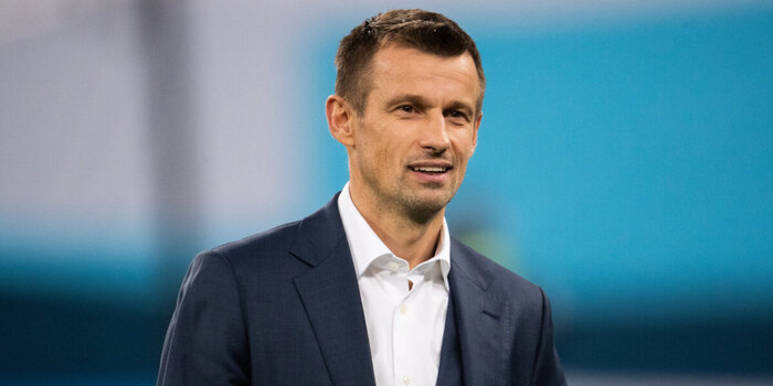Сергей Семак - тренер ФК Зенит. Шестикратный чемпион России, а в прошлом очень крутой футболист, в том числе капитан сборной России на самом успешном для нее турнире (ЕВРО 2008)