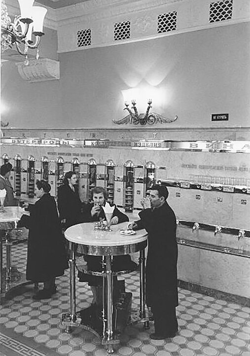 Кафе-автомат в г. Москва. Судя по надписям над автоматами, можно купить бутерброды, кондитерские изделия и вино.