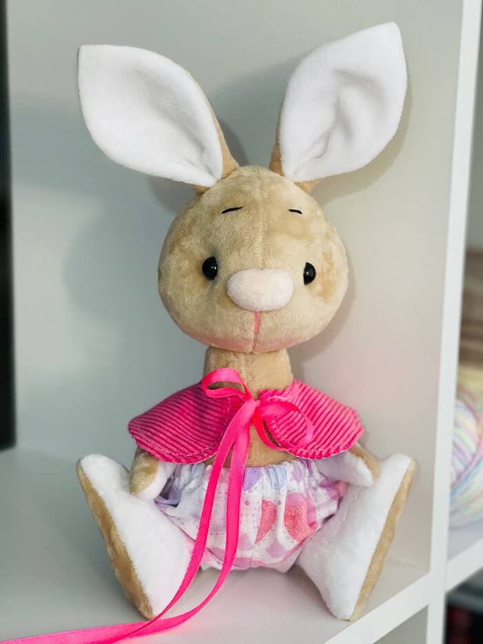 Увидев свою красоту в зеркале, она даже села на попу от удивления.