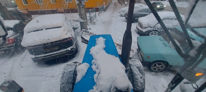 Тут тоже не пролезу, поэтому дальше по пути следования уже давно большие сугробы и натоптанная тропинка. А могло быть ровно, чисто, широко.