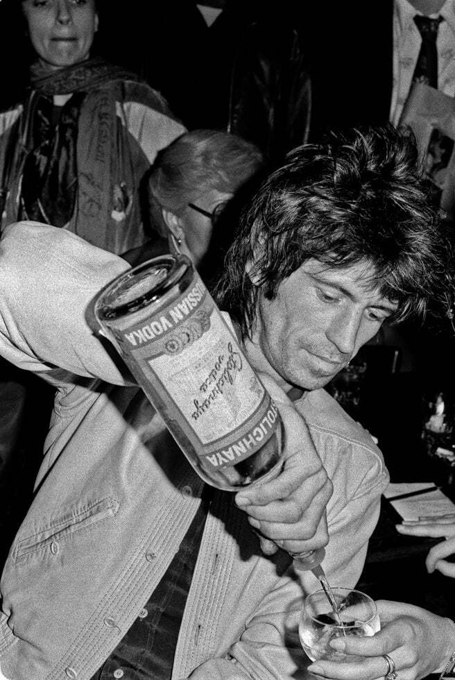 Это по-нашему. Кит Ричардс наливает беленькую, 1977. Жаль, дамочку с бокалом не видно.