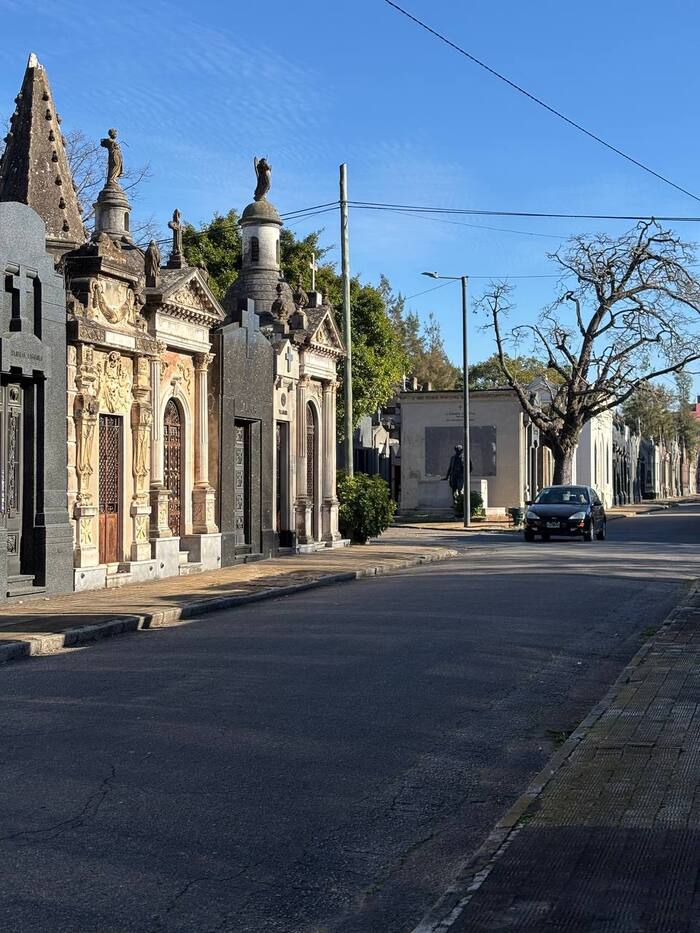 Между склепами, где ширина улиц позволяет, можно ездить на машинах