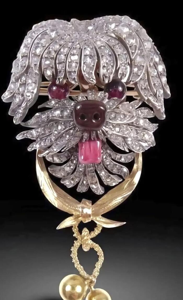 Брошь в виде собачьей головы из золота, серебра, гранатов и бриллиантов, около 1890 г. Мастерская ювелира Фредерика Бушерона.