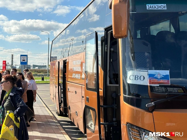 Автобус двойного назначения. Источник: читатель <!--noindex--><a href="https://pikabu.ru/story/golosovyie_svyazochki__v_nol_rossiyan_snyali_pod_vidom_inostrantsev_dlya_pochti_pryamogo_yefira_intervideniya_rasskaz_uchastnika_massovki_13187370?u=http%3A%2F%2FMSK1.RU&t=MSK1.RU&h=8fa65bc682a1e754c0494d9fd471c7f4f657b4a8" title="http://MSK1.RU" target="_blank" rel="nofollow noopener">MSK1.RU</a><!--/noindex-->