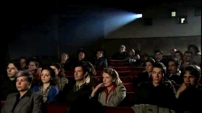 Первое эпизодическое появления Франсуа в массовке в большом кино - роль посетителя кинотеатра