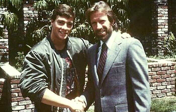 Одна из двух фотографий на которой вы можете увидеть попытку Чака Норриса улыбнуться