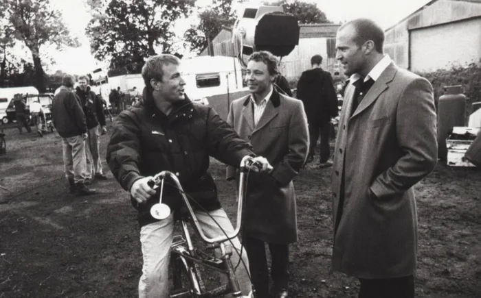 Как снимали фильм Большой куш, кадры со съемок и интересные факты о фильме Фото со съемок, Актеры и актрисы, Классика, Интересные факты о кино, Гай Ричи, Большой куш, Ностальгия, Яндекс Дзен (ссылка), Длиннопост Как снимали фильм Большой куш, кадры со съемок и интересные факты о фильме Фото со съемок, Актеры и актрисы, Классика, Интересные факты о кино, Гай Ричи, Большой куш, Ностальгия, Яндекс Дзен (ссылка), Длиннопост