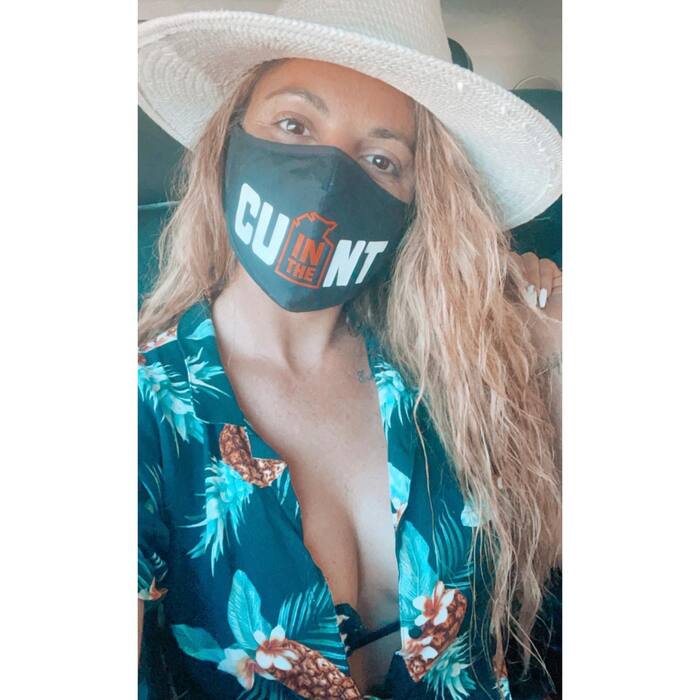 Надпись на масочке "Пизда"