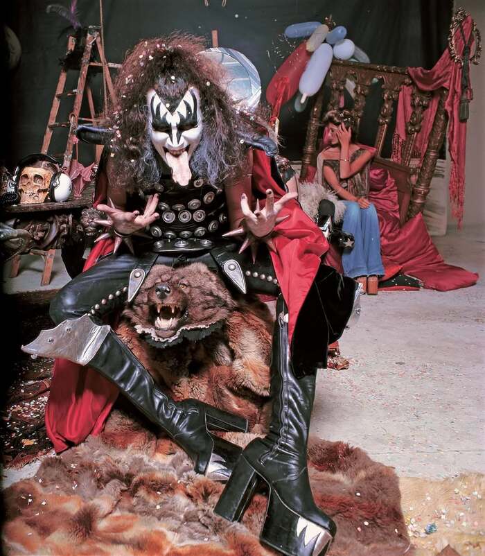 Джин Симмонс. Фотосессия к выходу альбома "Hotter Than Hell". Лос-Анджелес, 1974.