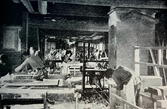 Работа в столярной. Фото из коллекции Поленовой Н. В. // Поленова Н.В. Абрамцево. Воспоминания. М. - М. и С. Сабашниковы, 1922.