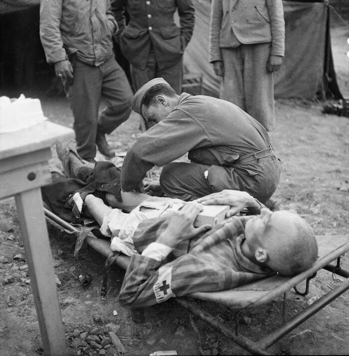 Французские медики делают инъекции камфоры истощенным узникам концлагеря Файинген.