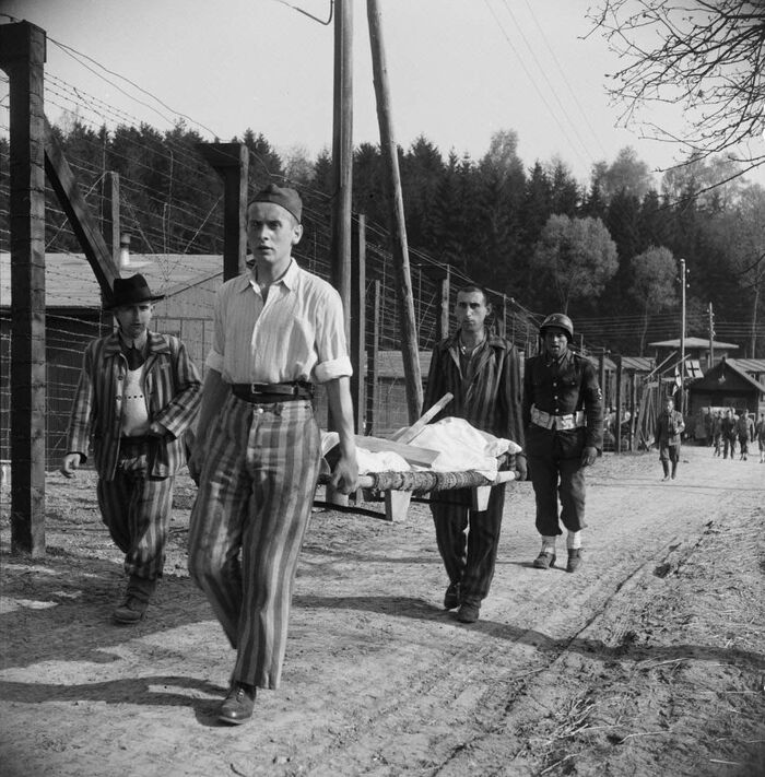 Перенос тела скончавшегося узника концлагеря Файинген к братской могиле.