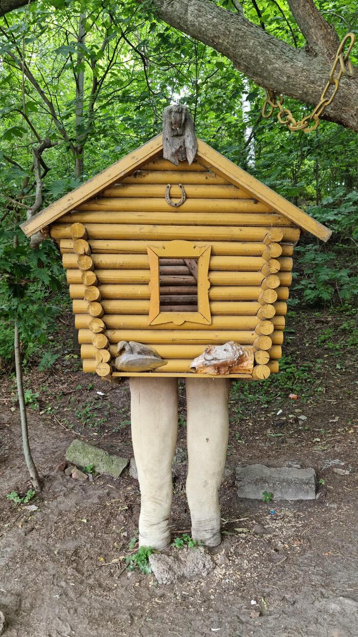 Кажется, что вот-вот покажется Баба-Яга.