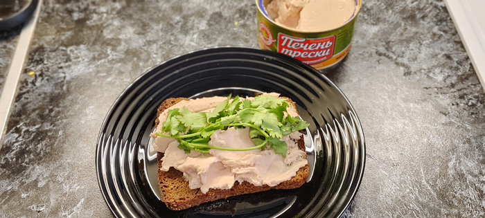 Паштет "по-мурмански" придётся есть так, с хлебом. Не выбрасывать же.