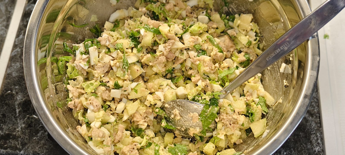 Поливаю оливковым маслом, солю и перчу. Перемешиваю.