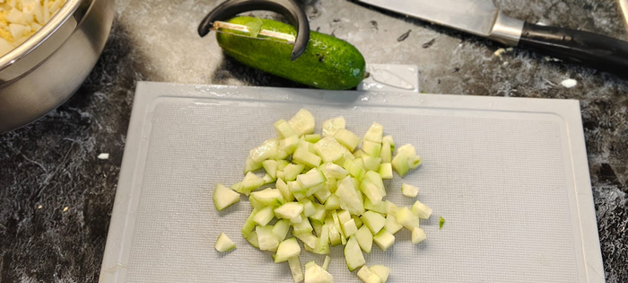 С огурцов срезаю кожицу и нарезаю кубиком