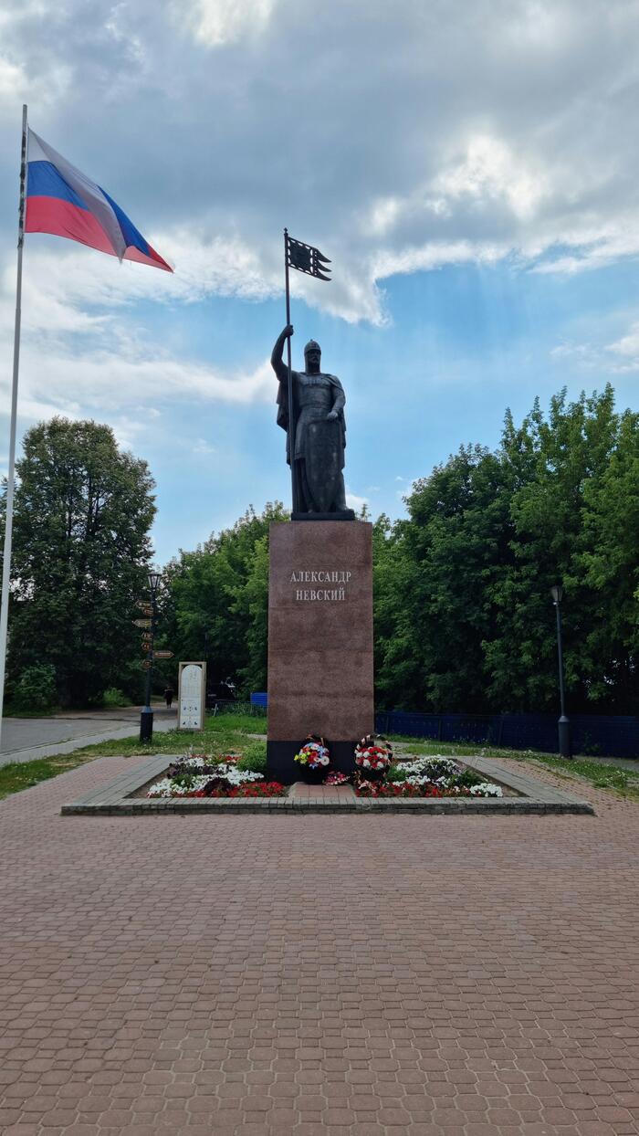 На страже Городца! Памятник Александру Невскому — мощь и символ защиты.