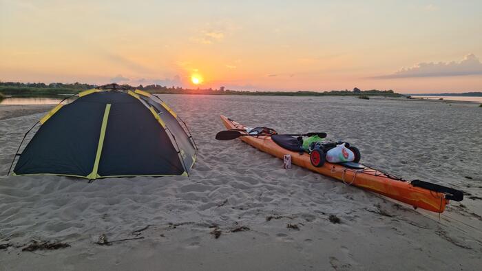 Кто-то ждет очередь в шлюз, а я наслаждаюсь закатом.
