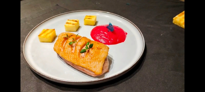 Утка со свекольным муссом и ананасами гриль