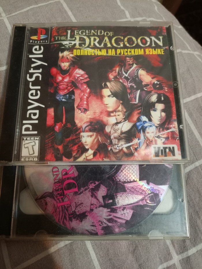 Четыре диска к одной игре. Кстати моя любимая. До сих пор иногда в эмуле гоняю.