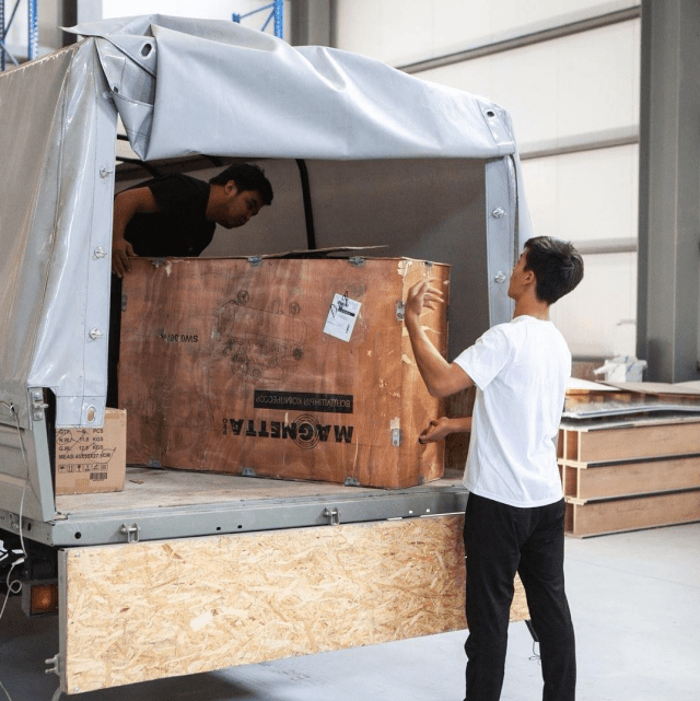 Никаких складов у маркетплейса нет, поэтому по городу возим сами 