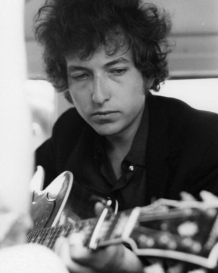 Боб Дилан. Newport Folk Festival, 1965. Интересно, кто и почему засветил ему промеж глаз. Вон ещё и отёки под глазами не сошли.