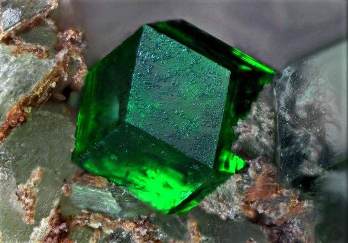 Вот так он и выглядит, уваровит. На самом деле кристаллы этого граната, названного в честь графа Уварова, очень мелкие, так что это фото с микроскопа. Найти крупные кристаллы - мечта любого настоящего коллекционера.