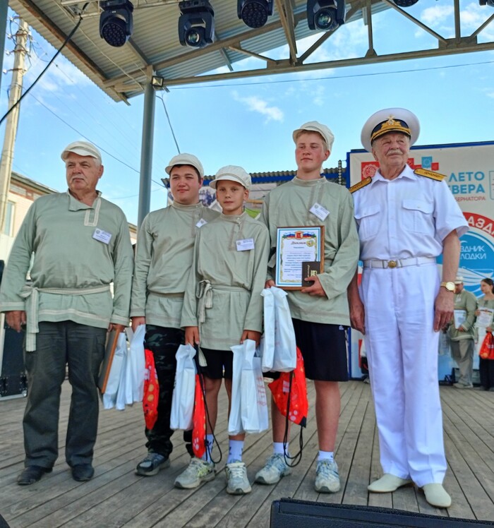 Победители с наставником и живым адмиралом)