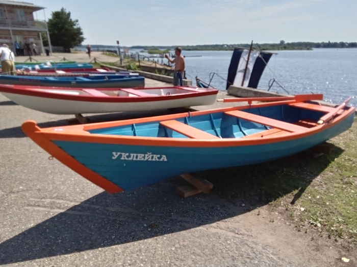 Выставка на фоне соперников