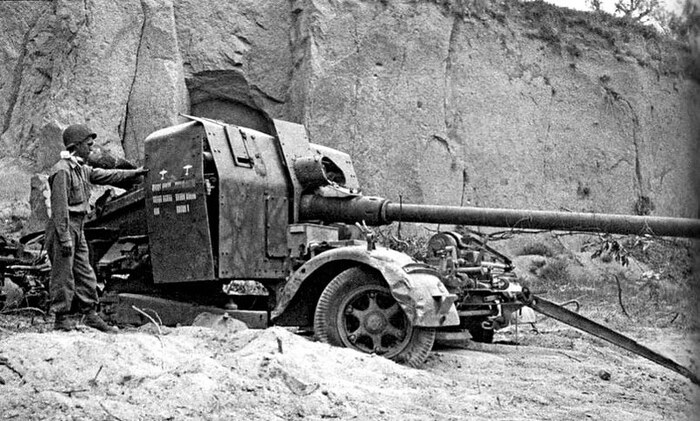 Орудие 8,8 см FLAK-41 захваченное американцами