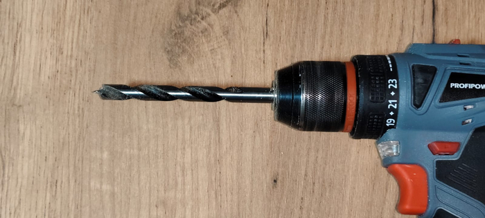 Тут лучше аккуратно. ДСП тонкое можно и на вылет пройти.